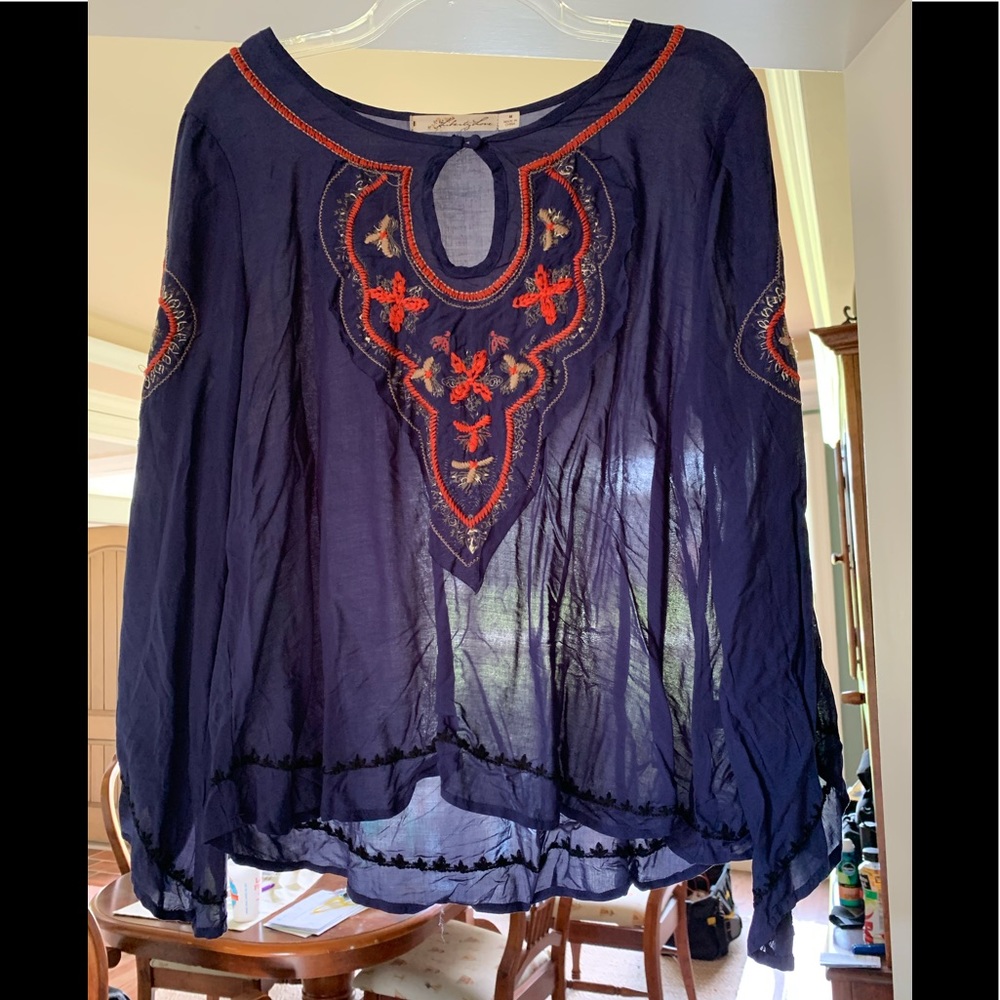 3/$15 CUTE🥰Embroidered top💛Medium